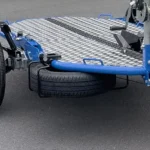 Absenk- und klappbarer Motorradanhänger für 2 blaue Cochet-Motorräder