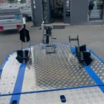 Absenk- und klappbarer Motorradanhänger für 2 blaue Cochet-Motorräder – Image 3