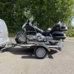 Cochet absenkbarer und klappbarer Motorradanhänger (schwarz)