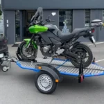 Cochet absenkbarer und klappbarer Motorradanhänger (blau)